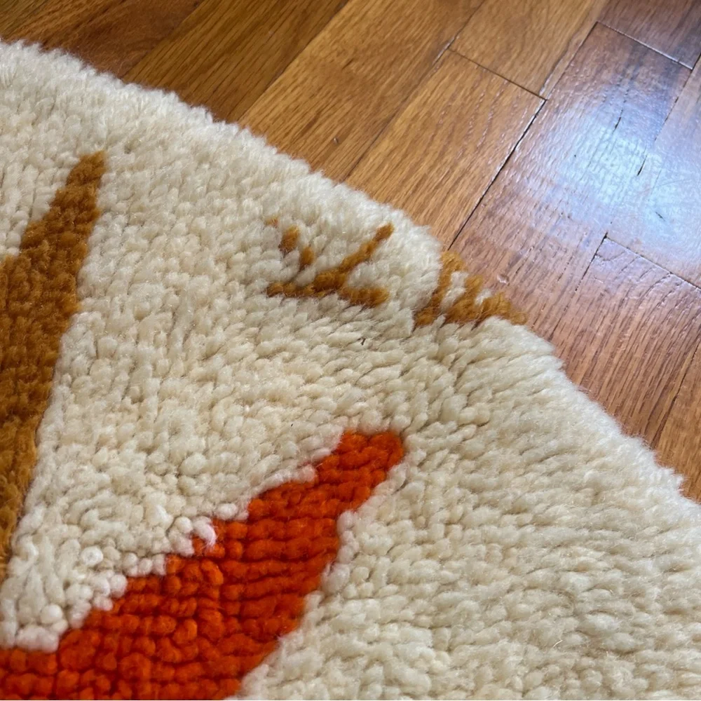 Round Wool Rug with Starburst Design - Picture 6 of 10